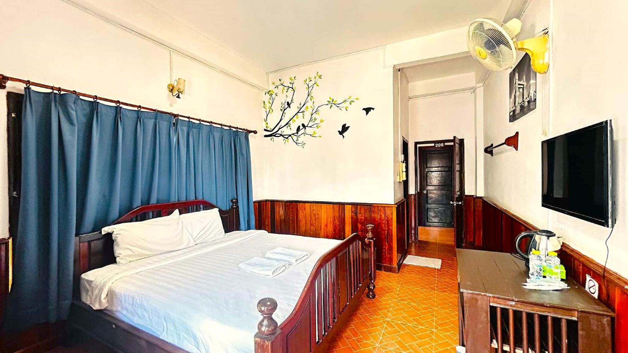 Domon Riverside Hotel Vang Vieng Esterno foto