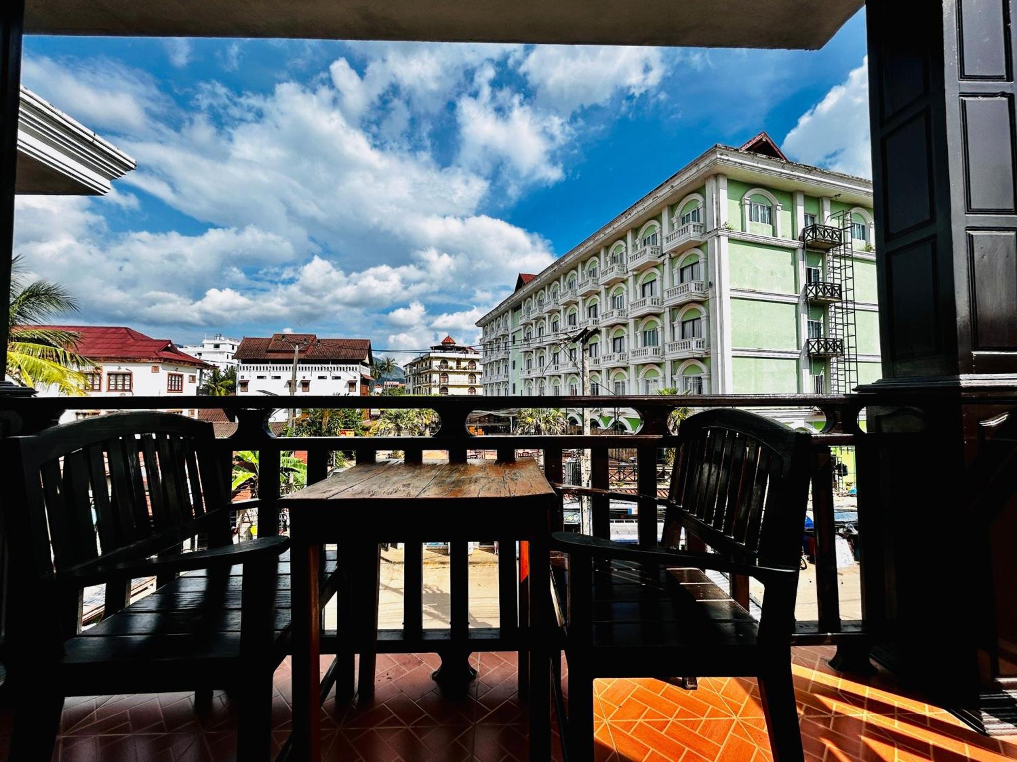 Domon Riverside Hotel Vang Vieng Esterno foto